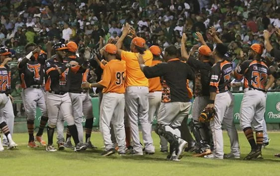 Toros del Este vengativos, devuelven 13 carreras a Estrellas Orientales y colocan la serie 2-1