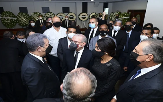 Sepultureros PLD encabezado por Danilo acuden a funeraria a dar pésame Leonel por muerte de su madre