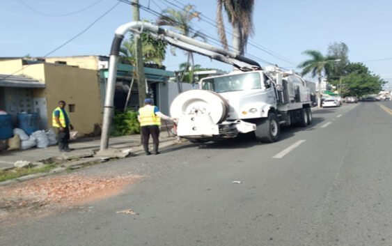 Alcaldía del Distrito Nacional realiza operativos preventivos de limpieza por posibles efectos de Tormenta Ernesto