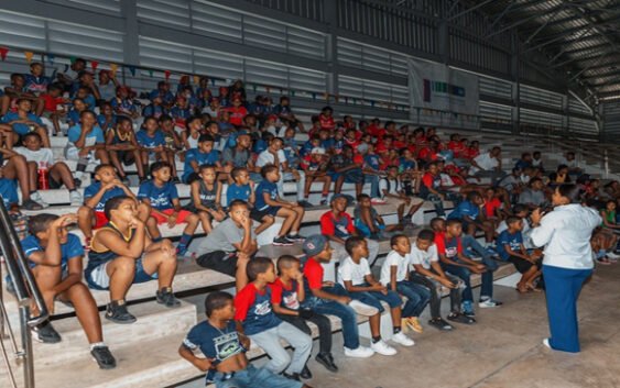 ADN imparte charla sobre la importancia del deporte y prevención de drogas en el Polideportivo Domingo Savio