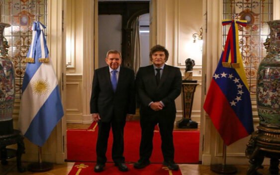 Presidente de Venezuela Edmundo González es recibido en la Casa Rosada por el Presidente Milei y una multitud; Vídeo